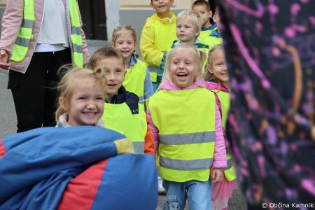 Otroci kamniških šol in vrtcev rajali na Glavnem trgu in se učili o trajnostni mobilnosti (75)